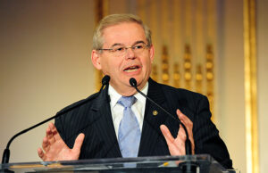 Σε 11 χρόνια φυλάκισης καταδικάστηκε ο πρώην γερουσιαστής (D-NJ), Μπ. Μενέντεζ