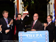 Το Τμήμα “Δελφοί” της ΑΧΕΠΑ τίμησε τον πρώην πρόεδρό του Λου Κάτσο για την προσφορά του στον Ελληνισμό