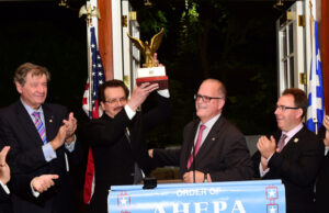 Το Τμήμα “Δελφοί” της ΑΧΕΠΑ τίμησε τον πρώην πρόεδρό του Λου Κάτσο για την προσφορά του στον Ελληνισμό