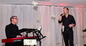 Ο Δημήτρης Μπάσης τραγούδησε για την Αγία Μαρκέλλα στο Wantagh