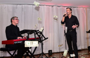 Ο Δημήτρης Μπάσης τραγούδησε για την Αγία Μαρκέλλα στο Wantagh