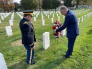 Στεφάνι στη μνήμη των Ελληνοαμερικανών ηρώων από τον Τάκη Θεοδωρικάκο στο Εθνικό Κοιμητήριο Άρλινγκτον