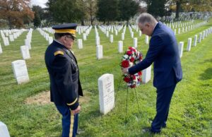 Στεφάνι στη μνήμη των Ελληνοαμερικανών ηρώων από τον Τάκη Θεοδωρικάκο στο Εθνικό Κοιμητήριο Άρλινγκτον