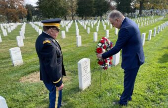 Στεφάνι στη μνήμη των Ελληνοαμερικανών ηρώων από τον Τάκη Θεοδωρικάκο στο Εθνικό Κοιμητήριο Άρλινγκτον
