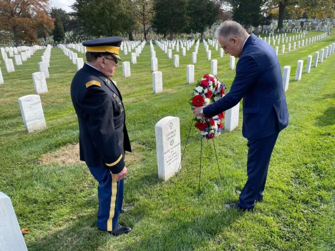 Στεφάνι στη μνήμη των Ελληνοαμερικανών ηρώων από τον Τάκη Θεοδωρικάκο στο Εθνικό Κοιμητήριο Άρλινγκτον