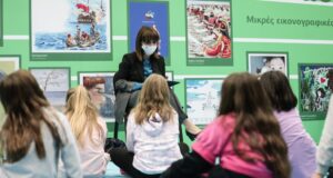 “Να διαβάζετε και να ονειρεύεστε”, προέτρεψε μικρούς μαθητές και μαθήτριες η Πρόεδρος της Δημοκρατίας Κατερίνα Σακελλαροπούλου