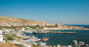 Ερώτηση στην Κομισιόν για την “καταστροφή και την καταπάτηση εκκλησιαστικών περιουσιών της Τενέδου από το τουρκικό κράτος”