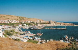 Ερώτηση στην Κομισιόν για την “καταστροφή και την καταπάτηση εκκλησιαστικών περιουσιών της Τενέδου από το τουρκικό κράτος”