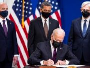 Ο Μπάιντεν υπέγραψε το νομοσχέδιο για τις υποδομές