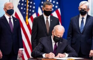 Ο Μπάιντεν υπέγραψε το νομοσχέδιο για τις υποδομές