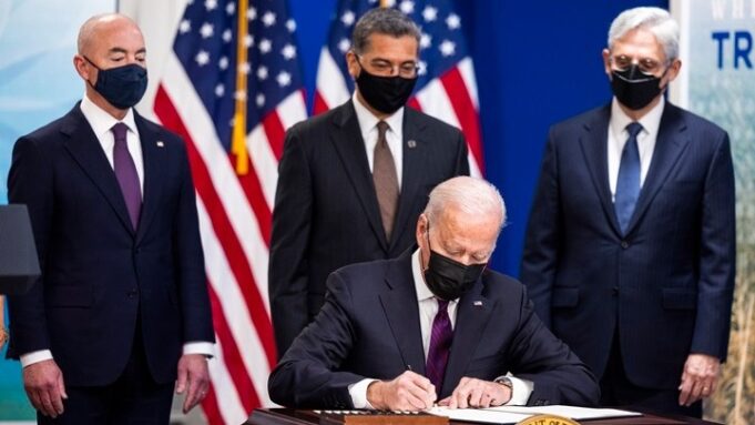 Ο Μπάιντεν υπέγραψε το νομοσχέδιο για τις υποδομές