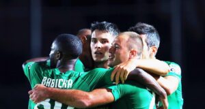 “Διαστημικός” Άρης με εννέα παίκτες φρέναρε την ΑΕΚ (1-0)