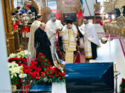Σε κλίμα συγκίνησης τελέστηκε από τον Αρχιεπίσκοπο η κηδεία του Γιάννη Αθανασόπουλου