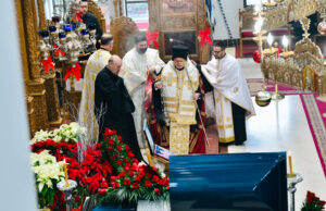 Σε κλίμα συγκίνησης τελέστηκε από τον Αρχιεπίσκοπο η κηδεία του Γιάννη Αθανασόπουλου