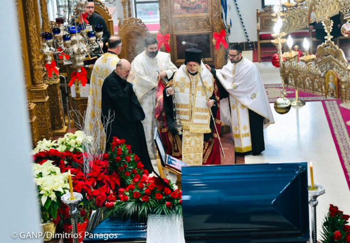 Σε κλίμα συγκίνησης τελέστηκε από τον Αρχιεπίσκοπο η κηδεία του Γιάννη Αθανασόπουλου