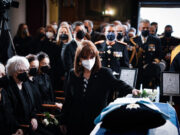 Η Ελλάδα αποχαιρετά τον Κάρολο Παπούλια