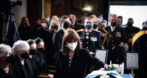 Η Ελλάδα αποχαιρετά τον Κάρολο Παπούλια