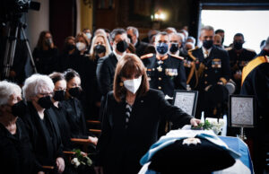 Η Ελλάδα αποχαιρετά τον Κάρολο Παπούλια