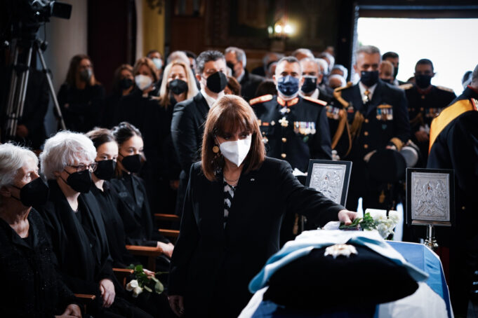 Η Ελλάδα αποχαιρετά τον Κάρολο Παπούλια