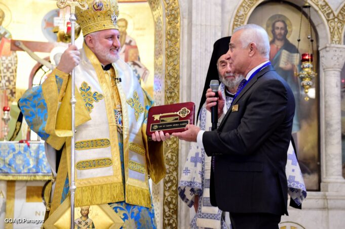 Το Κλειδί της πόλης του Τάρπον Σπρινγκς στον Αρχιεπίσκοπο Ελπιδοφόρο