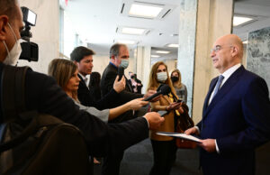 Dendias: ‘Greece fully committed to alleviating the suffering of civilians in Mariupol’