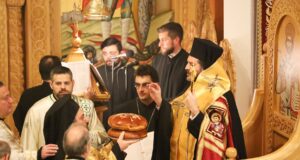 Ο Επίσκοπος Απόστολος στα ονομαστήρια του Αγίου Αθανασίου στο Παράμους