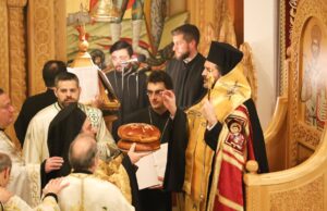 Ο Επίσκοπος Απόστολος στα ονομαστήρια του Αγίου Αθανασίου στο Παράμους