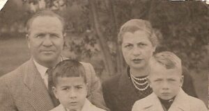 Μικρασιατική καταστροφή (Μέρος Δ’) – Οι περιγραφές των συγγενών- «Μνήμες εγώ δεν έχω.. Ο πατέρας μου μετά από αυτό δεν μίλαγε… Όταν πέθανε, άρχισα να ψάχνω», αφηγείται ο Φ. Παπαθεοδώρου