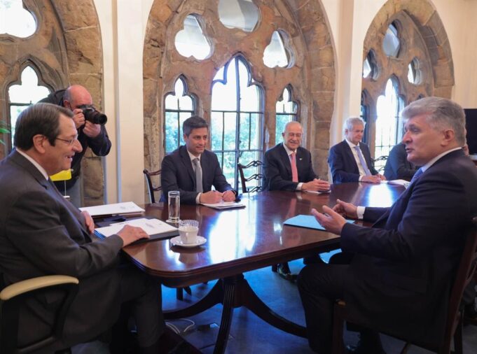 Πρόταση για υιοθέτηση τολμηρών ΜΟΕ έθεσε ο ΠτΔ σε Γιέτζια