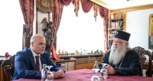 Συνάντηση πρωθυπουργού – Αρχιεπισκόπου στα Σκόπια μετά την αναγνώριση της Εκκλησίας της χώρας από το Οικουμενικό Πατριαρχείο