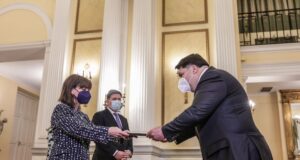 Ο νέος Πρέσβης των ΗΠΑ στην Ελλάδα Τζ. Τσούνης επέδωσε τα διαπιστευτήριά του στην ΠτΔ Κ. Σακελλαροπούλου
