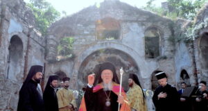 Ο Οικουμενικός Πατριάρχης χοροστάτησε στον ερειπωμένο ναό της Παναγίας Παραμυθίας Φαναρίου, γνωστό ως «Βλαχ Σαράι»