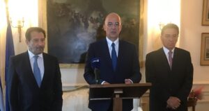 FM Dendias confers Gold Cross of the Order of the Phoenix medal on Prof. Nicolaides