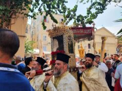 Εκατοντάδες οι πιστοί που ακολούθησαν τη λιτανεία του ιερού σκηνώματος του Αγίου Σπυρίδωνα-Τι αναφέρει η θρησκευτική παράδοση