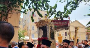 Εκατοντάδες οι πιστοί που ακολούθησαν τη λιτανεία του ιερού σκηνώματος του Αγίου Σπυρίδωνα-Τι αναφέρει η θρησκευτική παράδοση