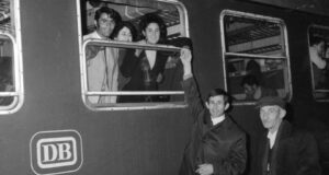 Από τον σταθμό του Μονάχου στο εργοστάσιο της BMW, μια διαδρομή γεμάτη (ελληνική) μεταναστευτική ιστορία