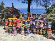 Παλιούρι Χαλκιδικής: Το μικρό χωριό που μεταμόρφωσε ελαιοχρωματιστής με δεκάδες έργα τέχνης σε τενεκέδες και φιγούρες-γλάστρες!