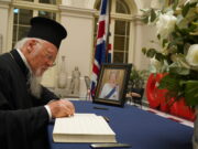 O Οικουμενικός Πατριάρχης υπέγραψε στο βιβλίο συλλυπητηρίων για τη βασίλισσα Ελισάβετ Β’