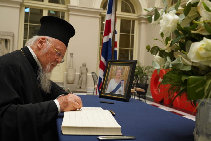 O Οικουμενικός Πατριάρχης υπέγραψε στο βιβλίο συλλυπητηρίων για τη βασίλισσα Ελισάβετ Β’