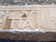 Νέα στοιχεία από τις ανασκαφές στο Οβριόκαστρο Λέσβου – Ανακαλύφθηκε μαρμάρινο υπέρθυρο 3.50 μέτρων