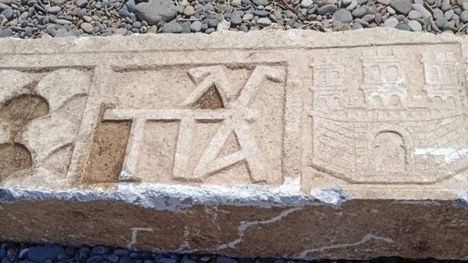 Νέα στοιχεία από τις ανασκαφές στο Οβριόκαστρο Λέσβου – Ανακαλύφθηκε μαρμάρινο υπέρθυρο 3.50 μέτρων