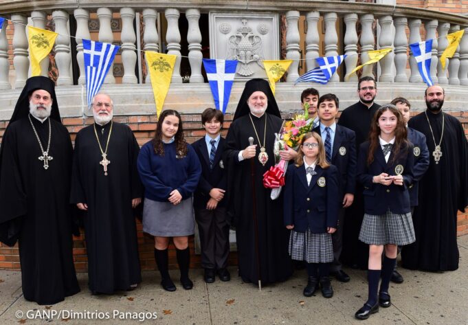 Να στηρίξουν με όλες τους τις δυνάμεις την κοινότητά τους, ζήτησε από τους ενορίτες του Αγίου Δημητρίου Αστορίας ο Αρχιεπίσκοπος