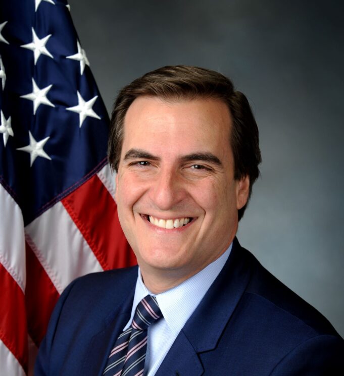 NY Senate Passes Deputy Leader Gianaris’ Ban on Secret Deals