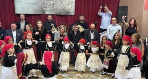 Λύρες και λαούτα “έντυσαν” μουσικά την Αστόρια στον ετήσιο χορό του συλλόγου Κρητών “Μίνωας”