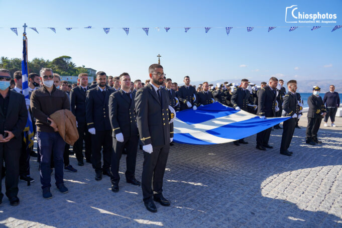 H ελληνική σημαία από τη Σμύρνη που κυματίζει στη θάλασσα του Αιγαίου