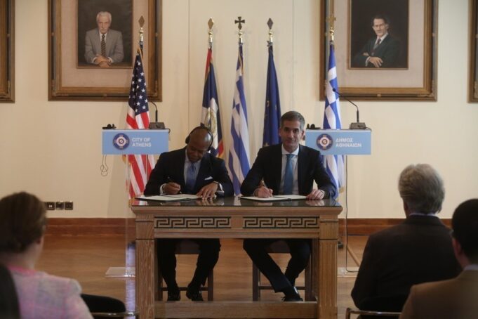 Μνημόνιο Αδελφοποίησης Αθηνών – Νέας Υόρκης υπέγραψαν οι Δήμαρχοι Κώστας Μπακογιάννης και Ερικ Άνταμς