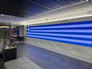 Ντύθηκε στα γαλανόλευκα το Χρηματιστήριο της Νέας Υόρκης για την “Ημέρα Ελλάδος-Αμερικής”