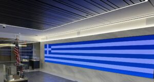 Ντύθηκε στα γαλανόλευκα το Χρηματιστήριο της Νέας Υόρκης για την “Ημέρα Ελλάδος-Αμερικής”