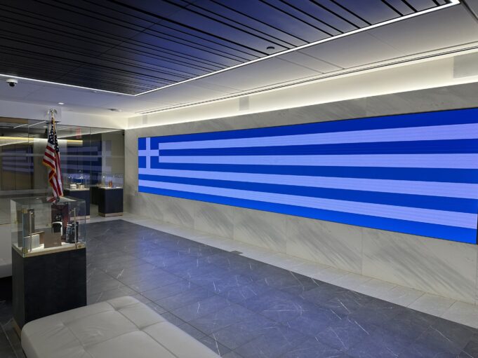 Ντύθηκε στα γαλανόλευκα το Χρηματιστήριο της Νέας Υόρκης για την “Ημέρα Ελλάδος-Αμερικής”