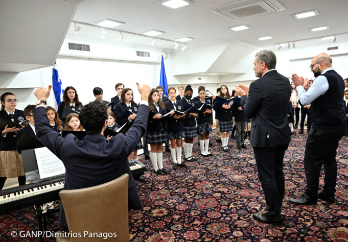 Χριστουγεννιάτικες μελωδίες από μαθητές Ελληνικών σχολείων στο Γενικό Προξενείο